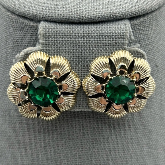 Vintage Coro Silver Tone Flower Clip On Earrings with Emerald Green Rhinestones - Picture 1 of 8